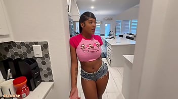 Babá safada exibindo suas curvas e fodendo com pintudo