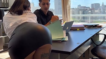 Secretária vagabunda fazendo serviço extra com o patrão no escritório